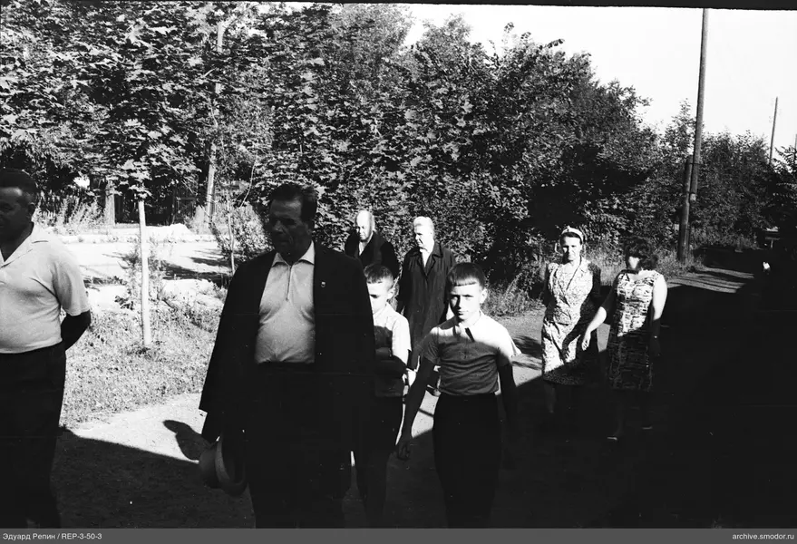 Gruppe von Menschen auf einem Weg