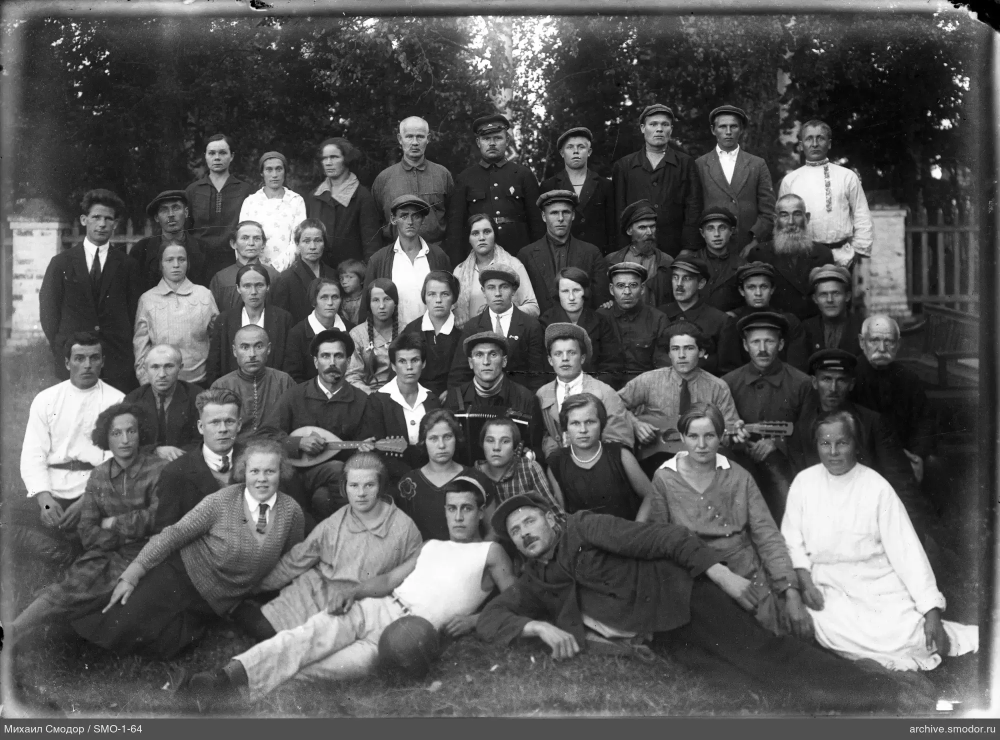Gruppenporträt mit Musikinstrumenten