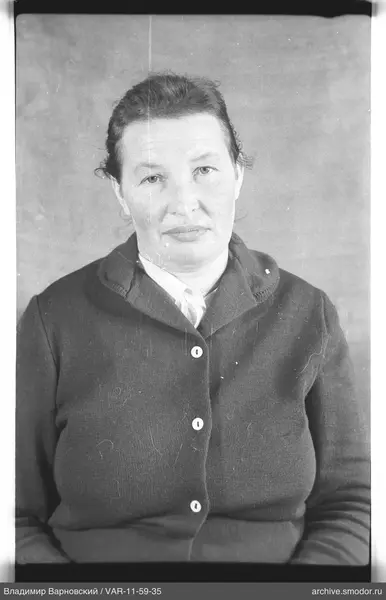 Porträt einer Frau in dunklem Cardigan