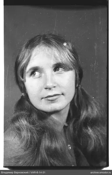 Porträt einer Frau mit langen hellen Haaren