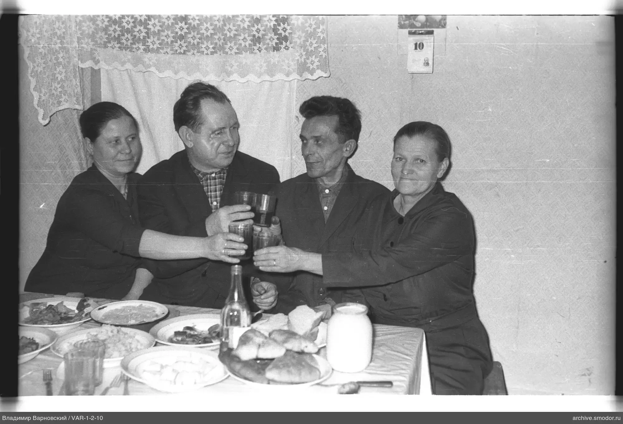 Групповая фотография за праздничным столом