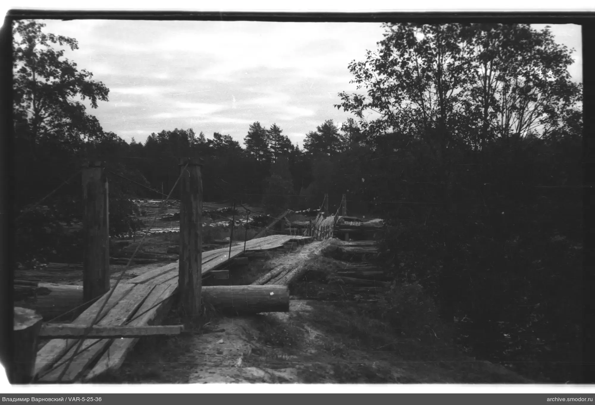 Holzbrücke über Fluss