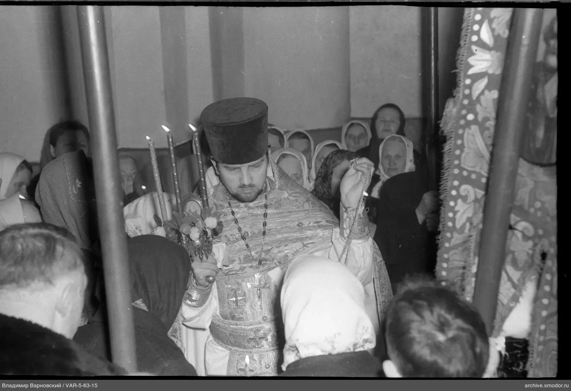 Священник с свечами и кадилом