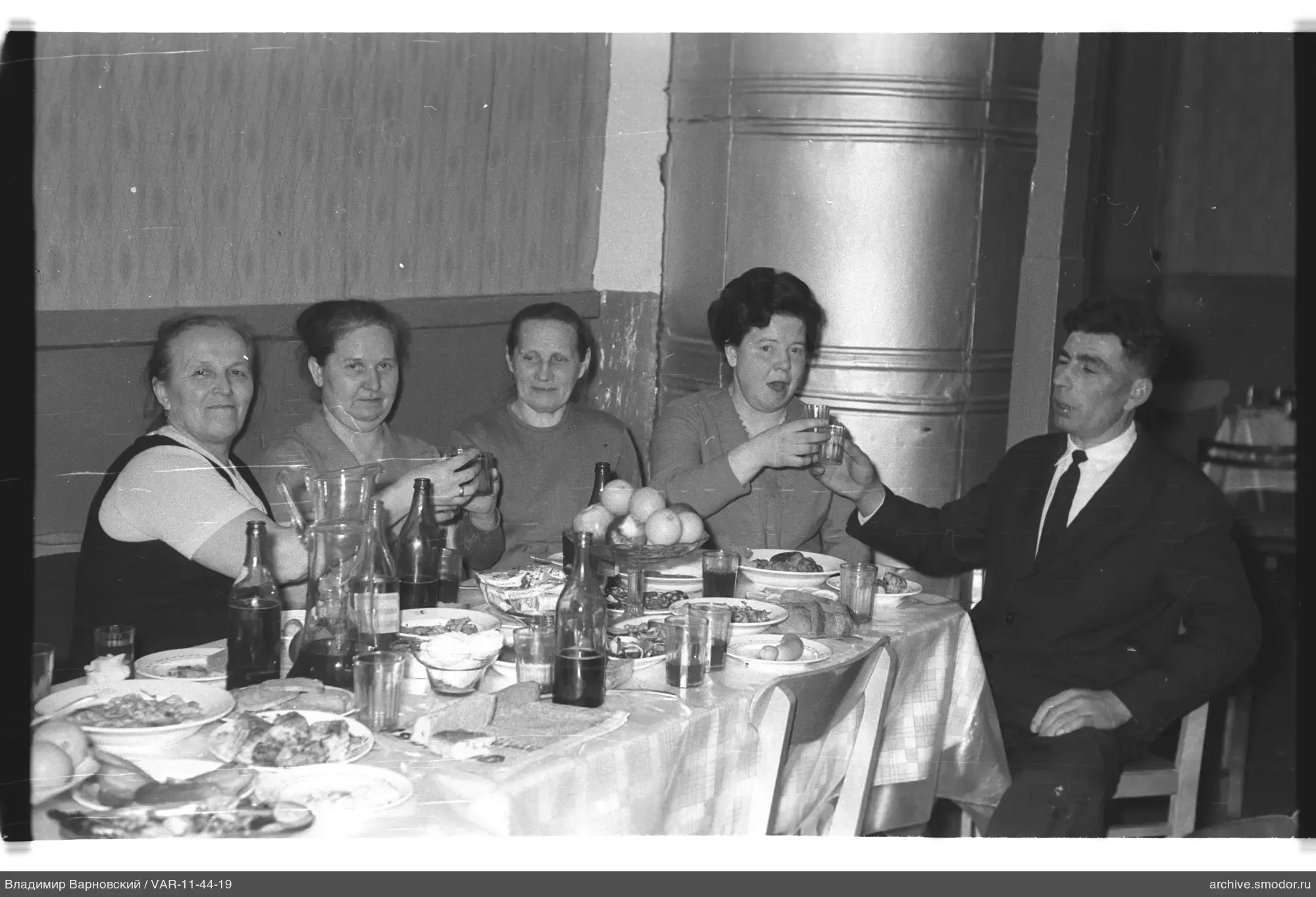 Gruppe am Tisch mit Essen und Getränken