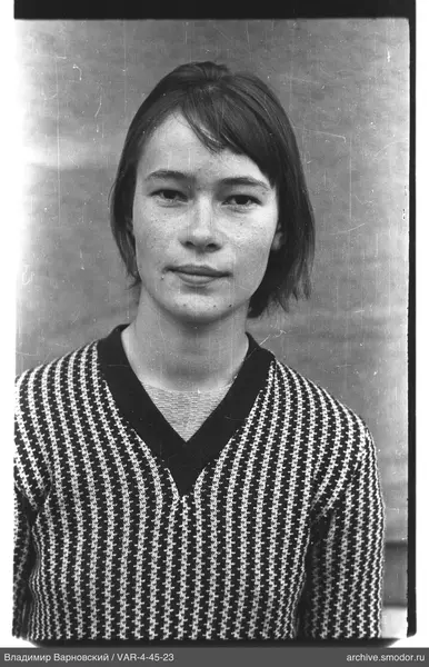 Porträt einer Frau mit kurzen Haaren