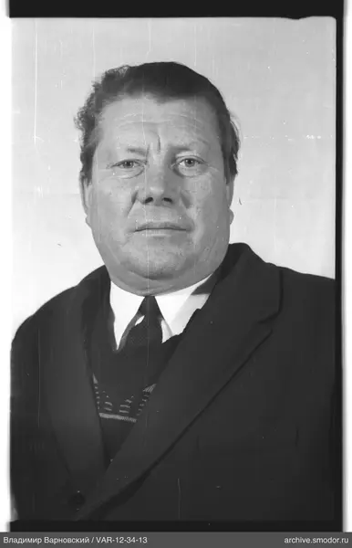 Porträt eines Mannes in Jacke und Pullover