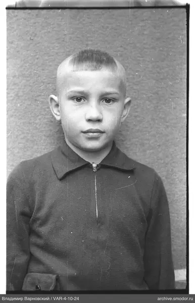 Porträt eines Jungen im dunklen Pullover