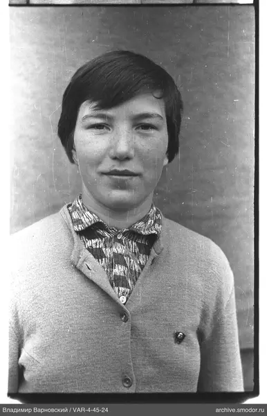 Porträt einer Frau in hellem Cardigan
