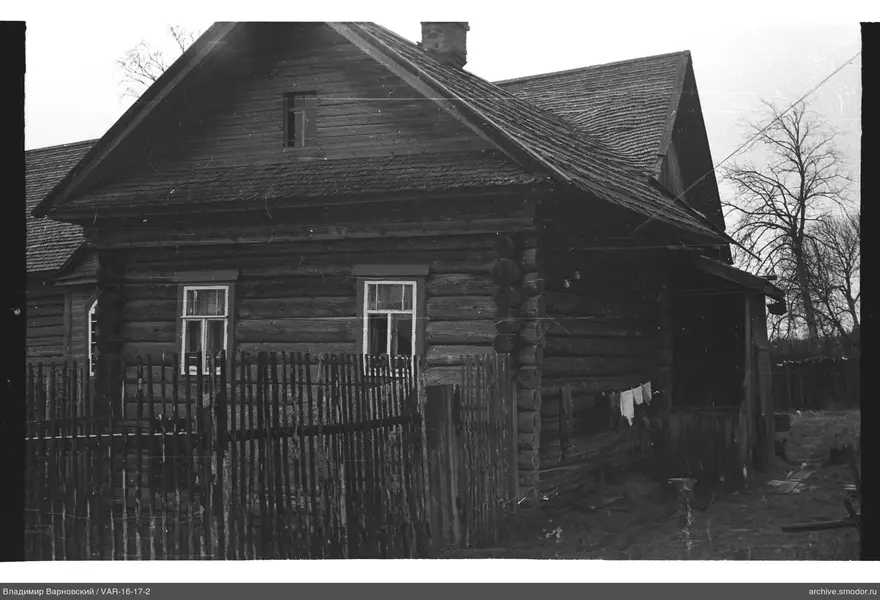 Holzhaus mit Veranda und Zaun