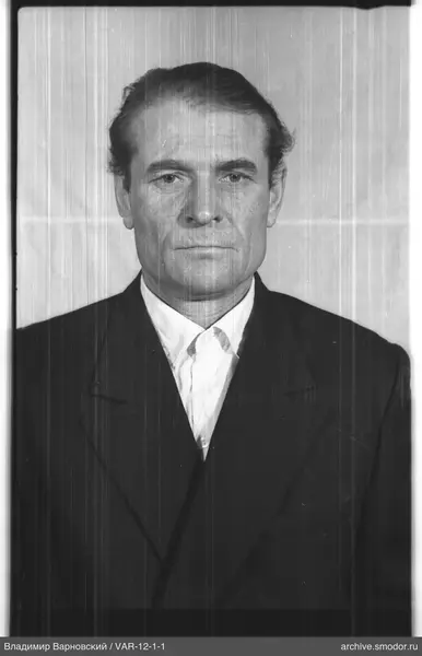 Porträt eines Mannes in dunklem Jacke