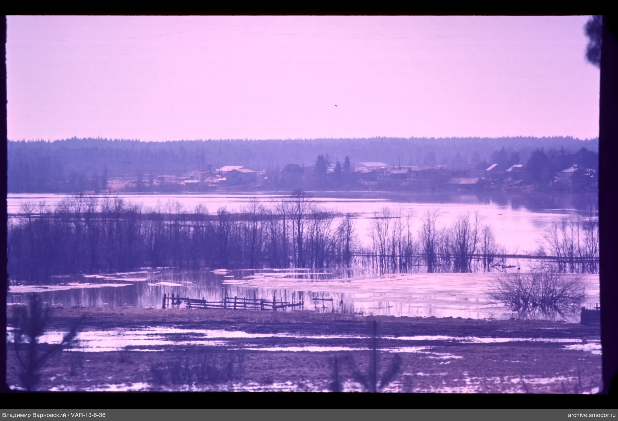 Landschaft mit überflutetem Feld und Dorf