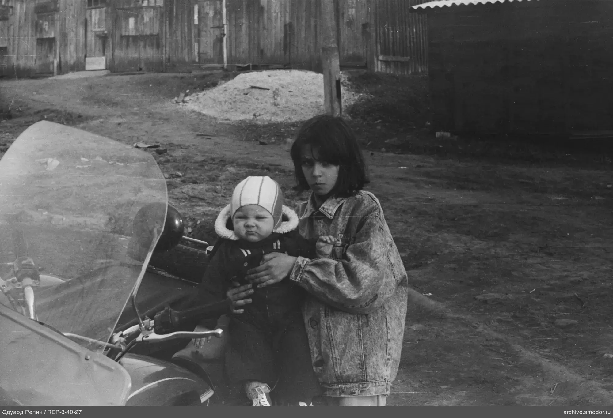 Mädchen mit Säugling und Motorrad
