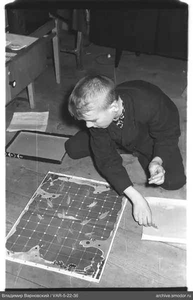 Junge mit Brettspiel