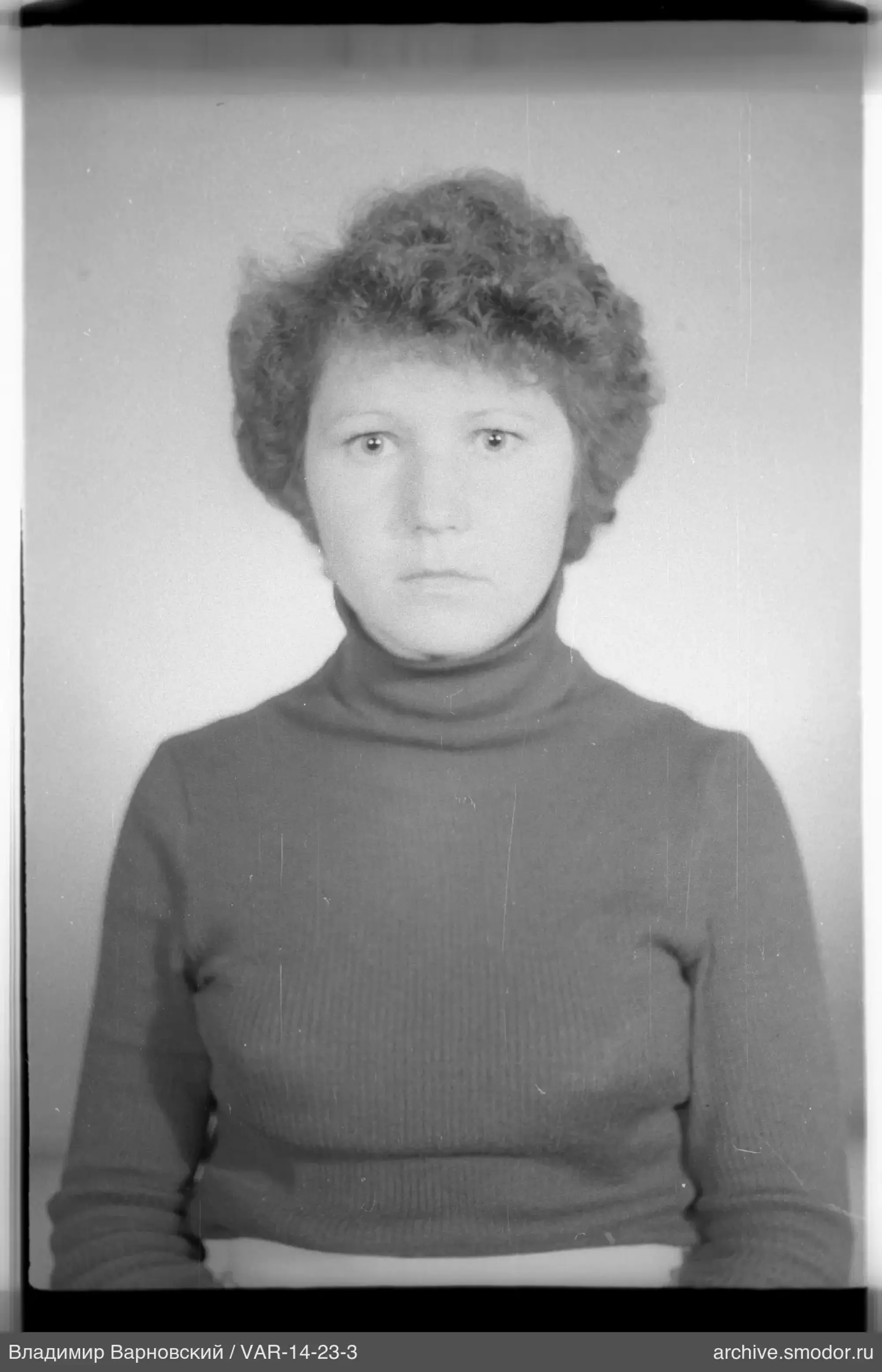 Портрет женщины в тёмном свитере