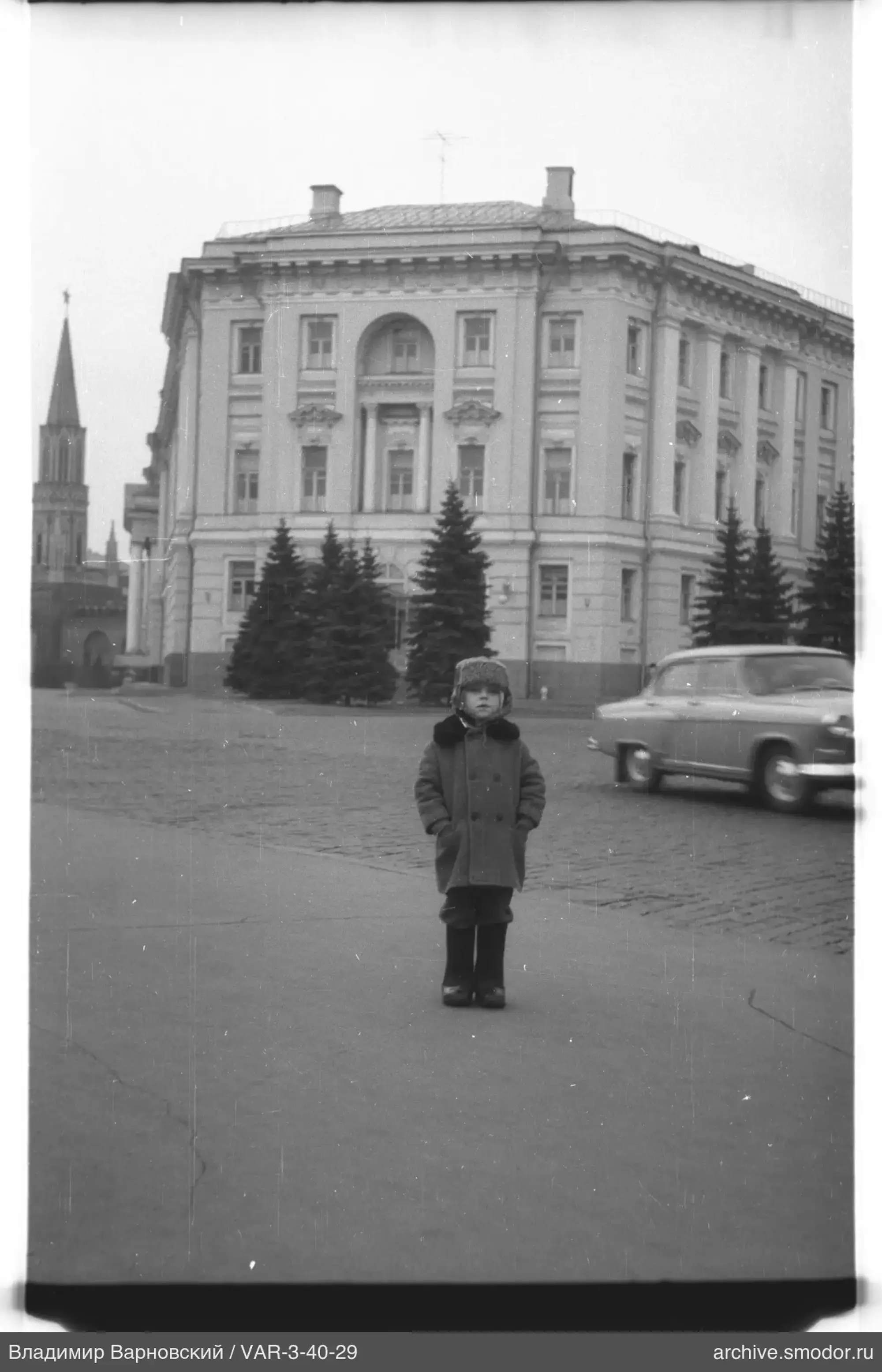 Мальчик на тротуаре в зимней одежде