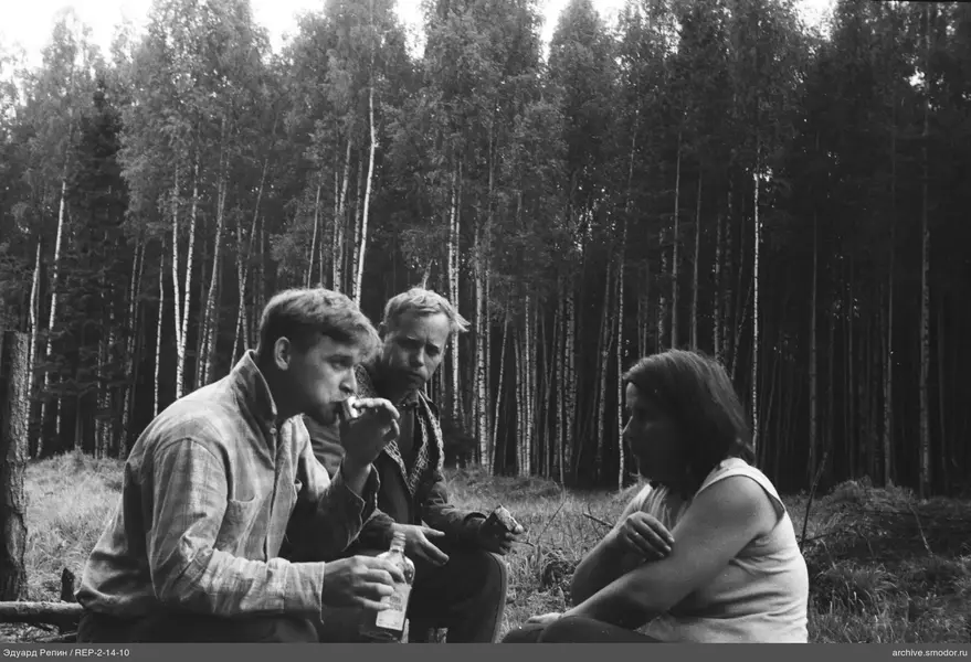 Menschen auf einer Waldlichtung