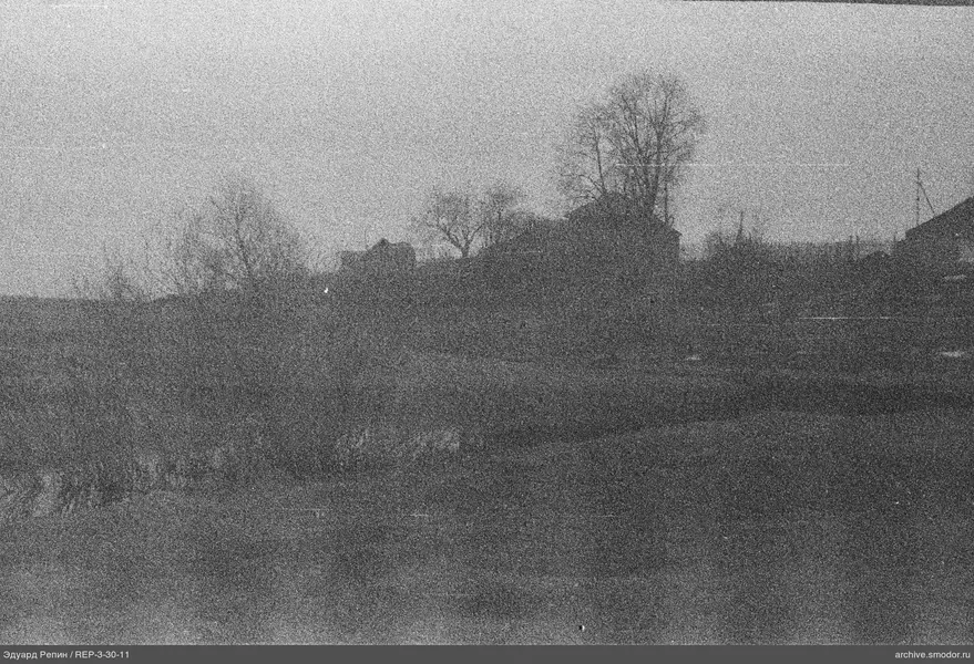 Landschaft mit Feld und Gebäuden