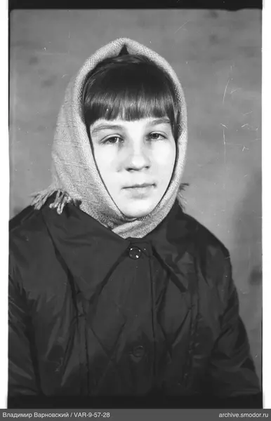 Porträt einer Frau mit Tuch und Jacke