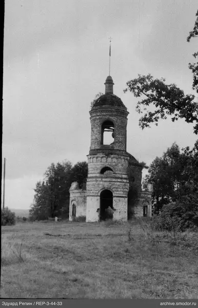 Steinerner Turm mit Bögen und Kuppel