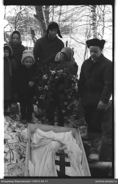 Группа у деревянного гроба на снегу