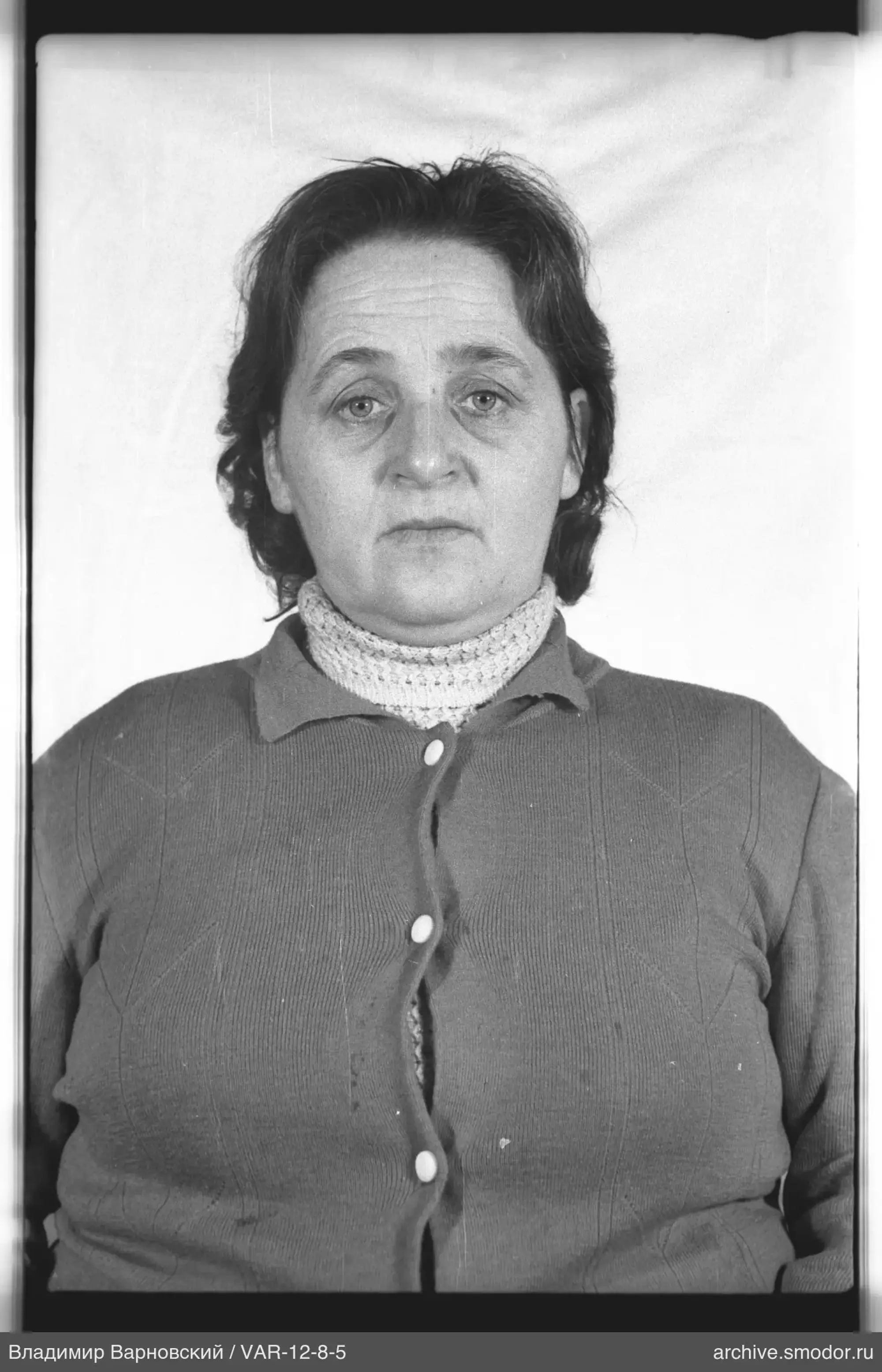 Porträt einer Frau in hellem Rollkragenpullover und dunkler Strickjacke