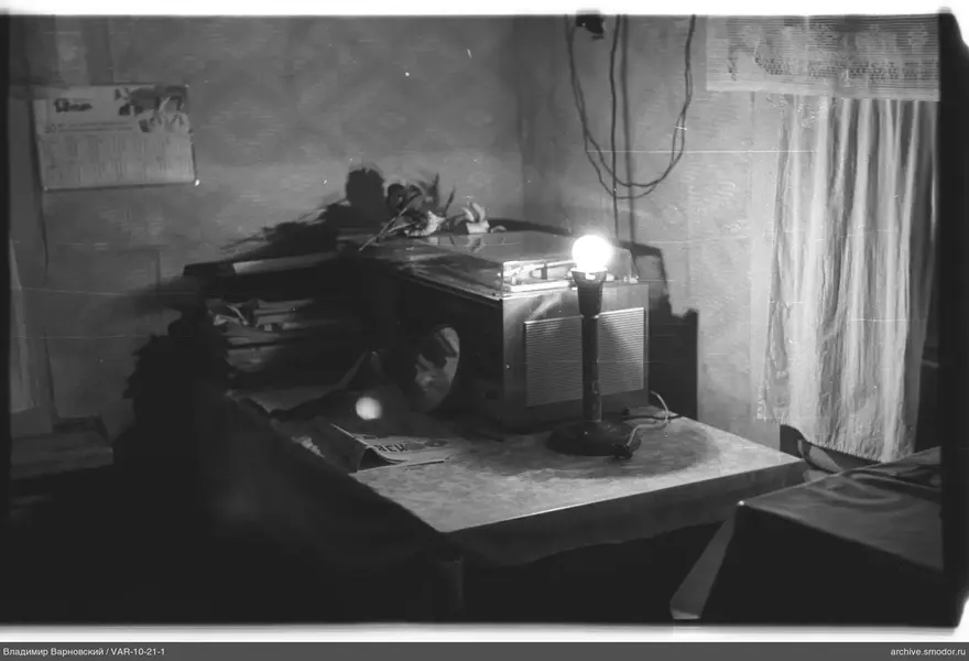 Zimmerinnenraum mit Lampe und Radio