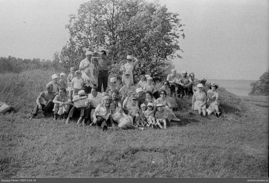 Gruppe von Menschen auf einem grasbewachsenen Hang
