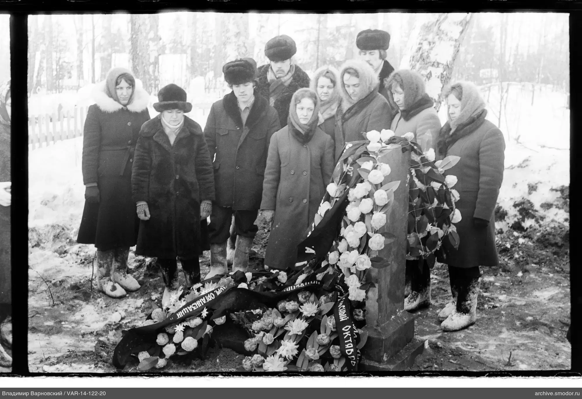 Группа у памятника с венками