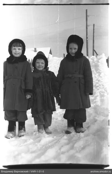 Gruppenporträt von Kindern im Schnee
