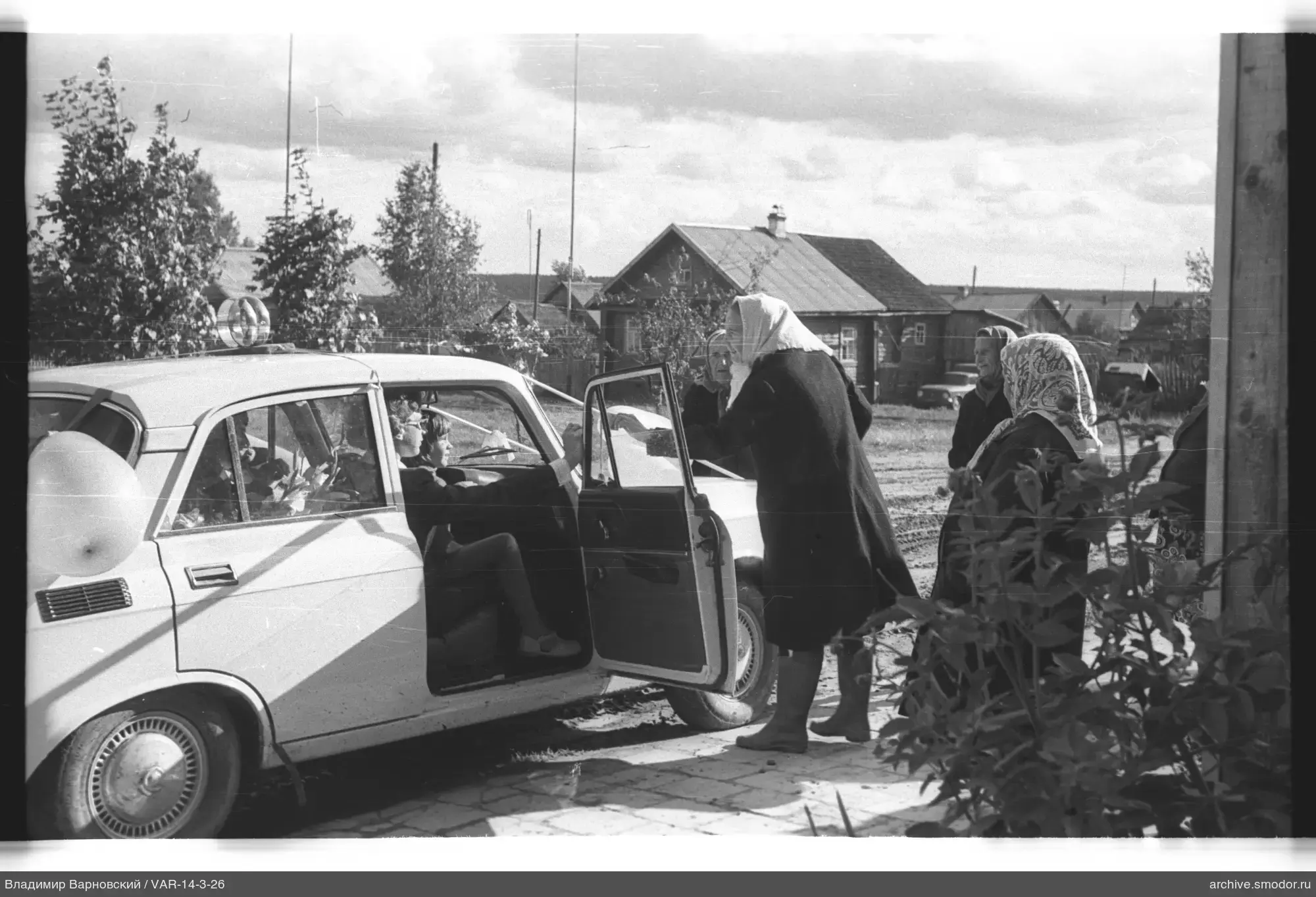 Женщины у автомобиля и в платках