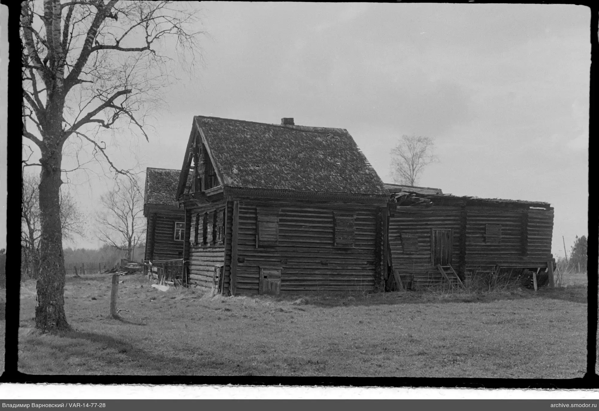 Holzhaus mit zwei verbundenen Teilen
