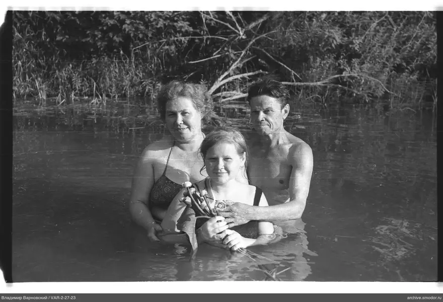 Gruppe im Wasser mit Mädchen und Erwachsenen