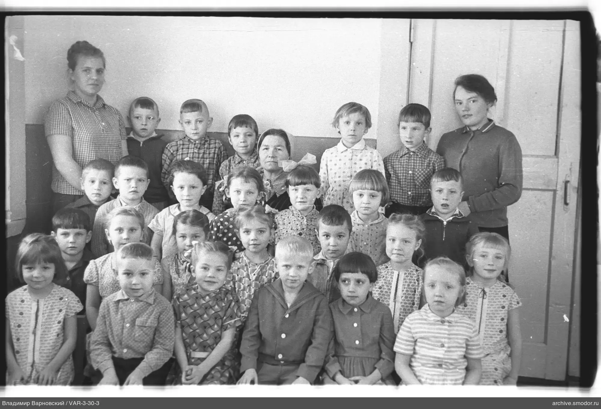 Gruppenporträt von Kindern und Frauen