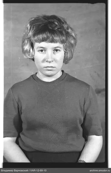 Porträt einer Frau im kurzen Pullover
