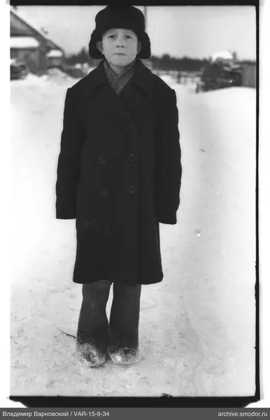 Vollbildporträt eines Jungen im Schnee