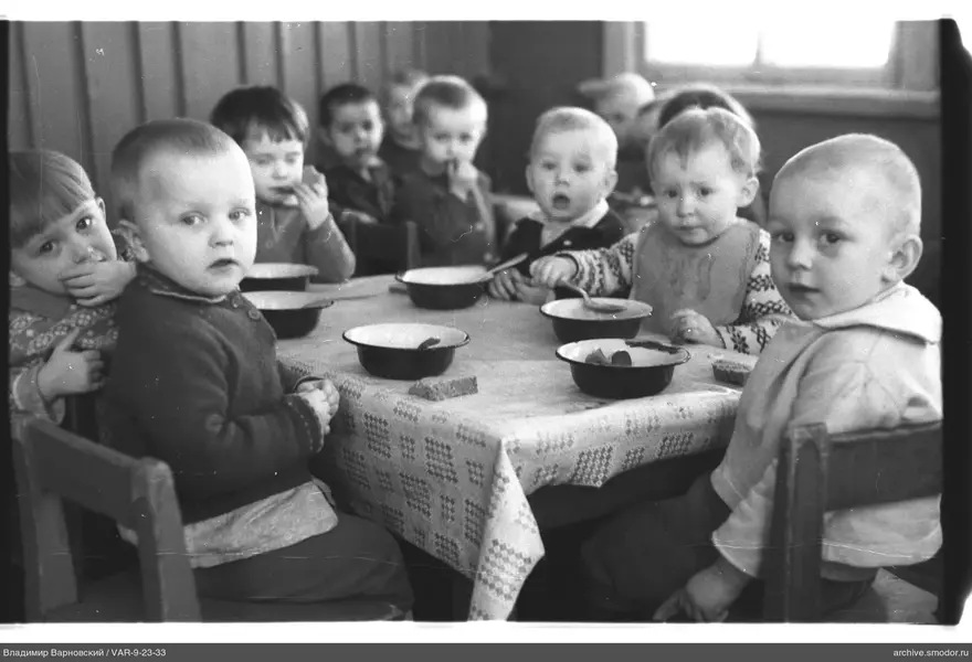 Kinder am Tisch