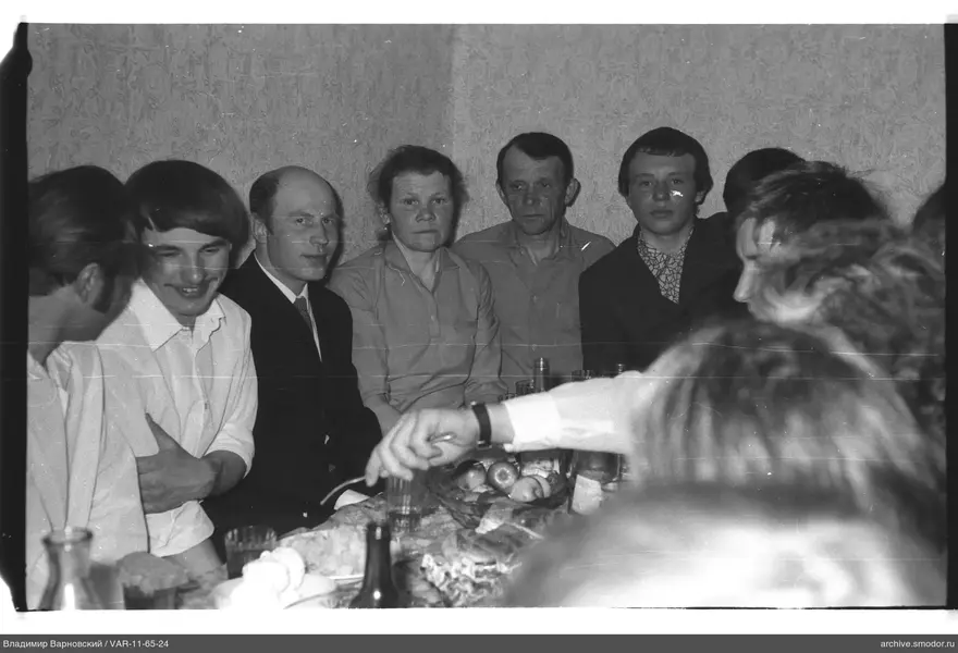 Gruppenporträt mit Tisch und Tapete