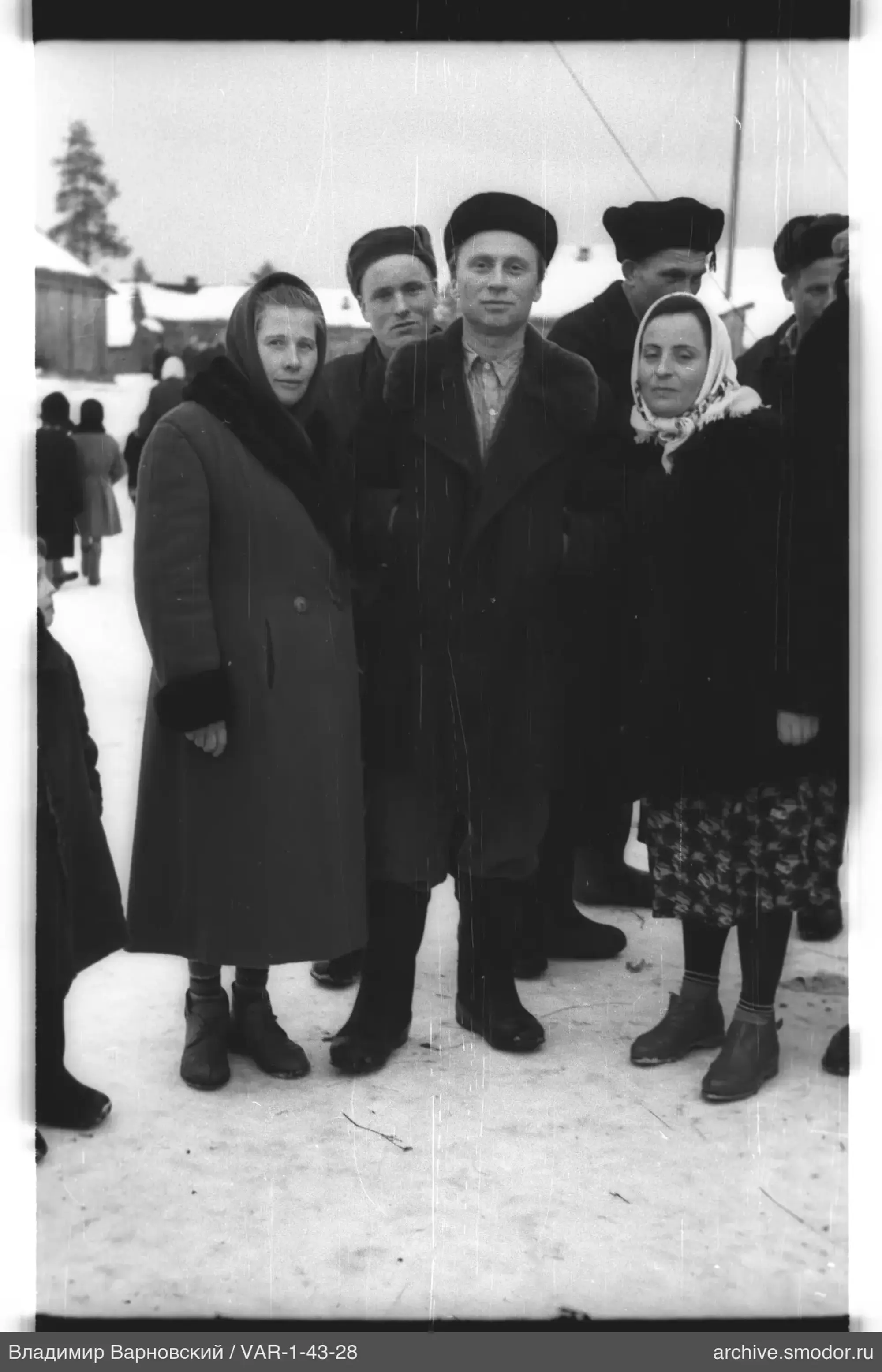 Gruppenporträt mit Frauen und Männern im Schnee