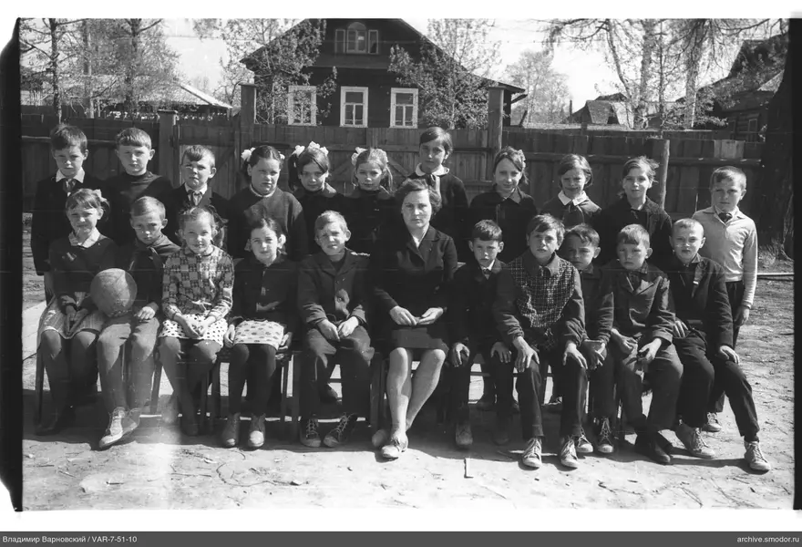 Gruppenporträt von Kindern und Frau