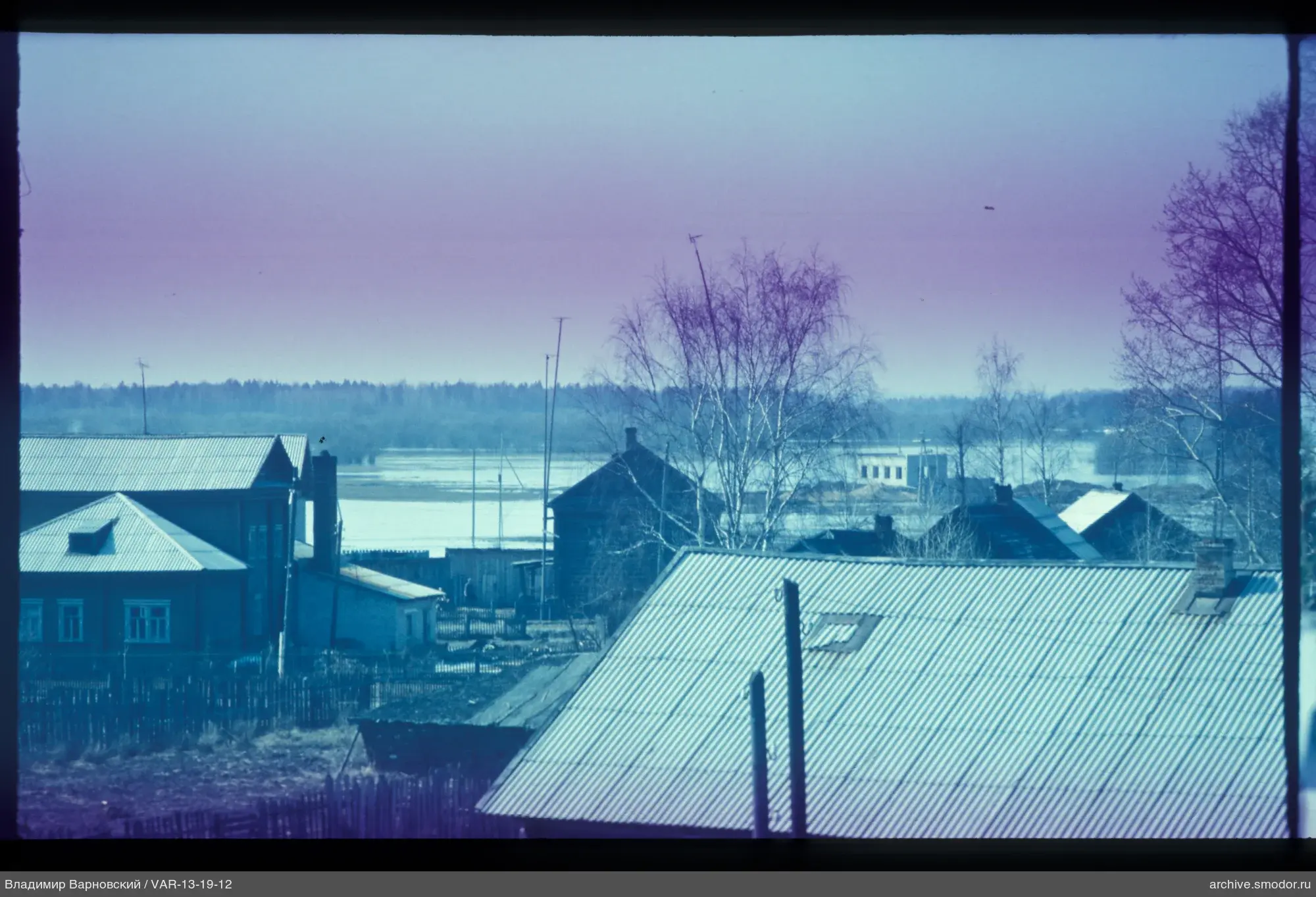 Blick auf Dächer und Landschaft