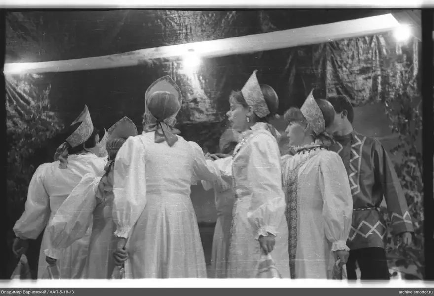 Gruppe von Menschen im Kreis, Hand in Hand