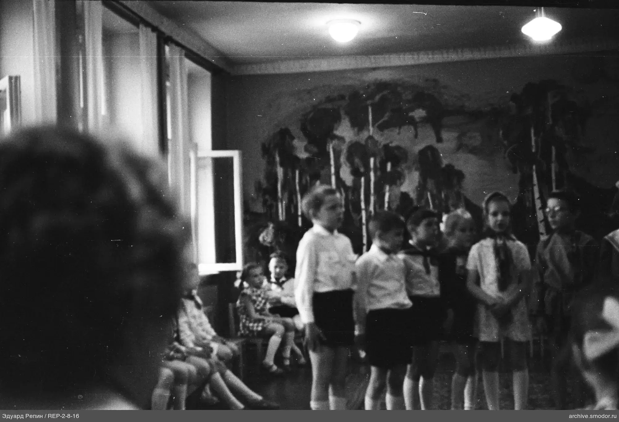 Kinder in Schuluniformen vor Wandmalerei