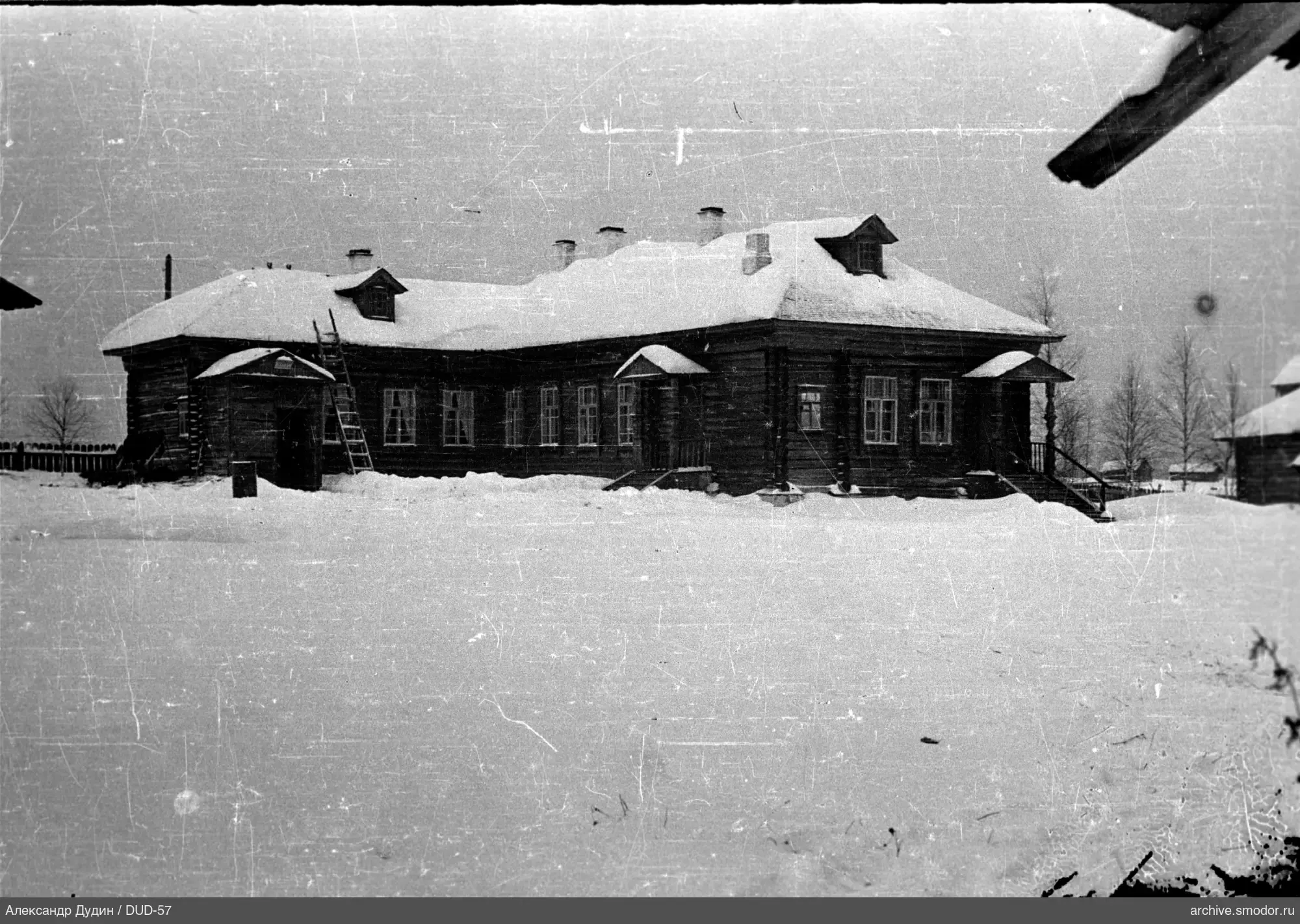 Holzgebäude mit Schnee und Leiter