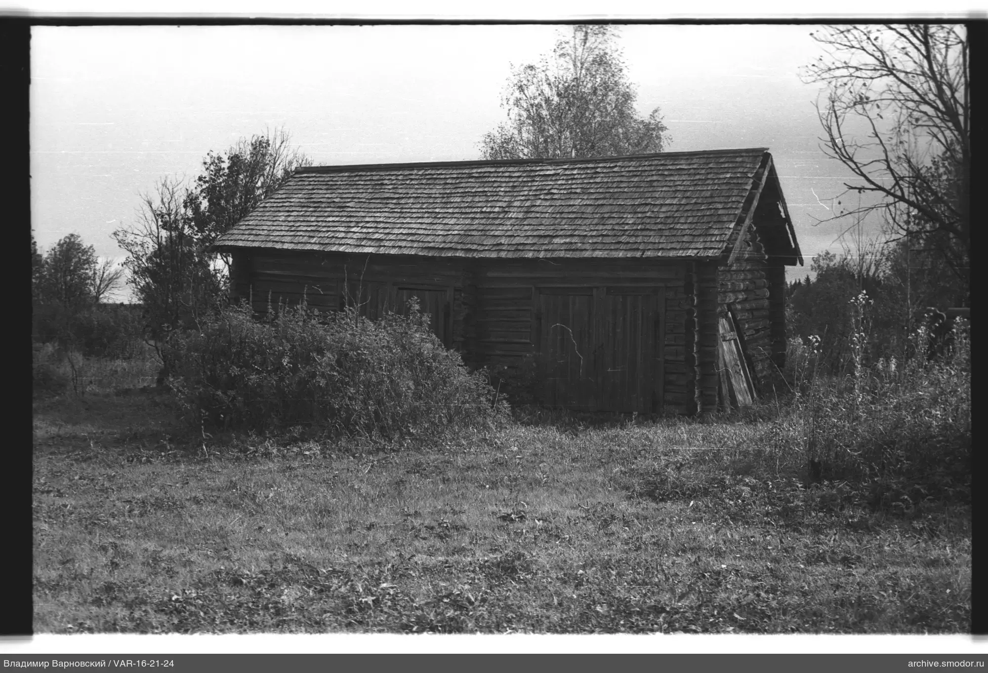 Holzgebäude mit Satteldach