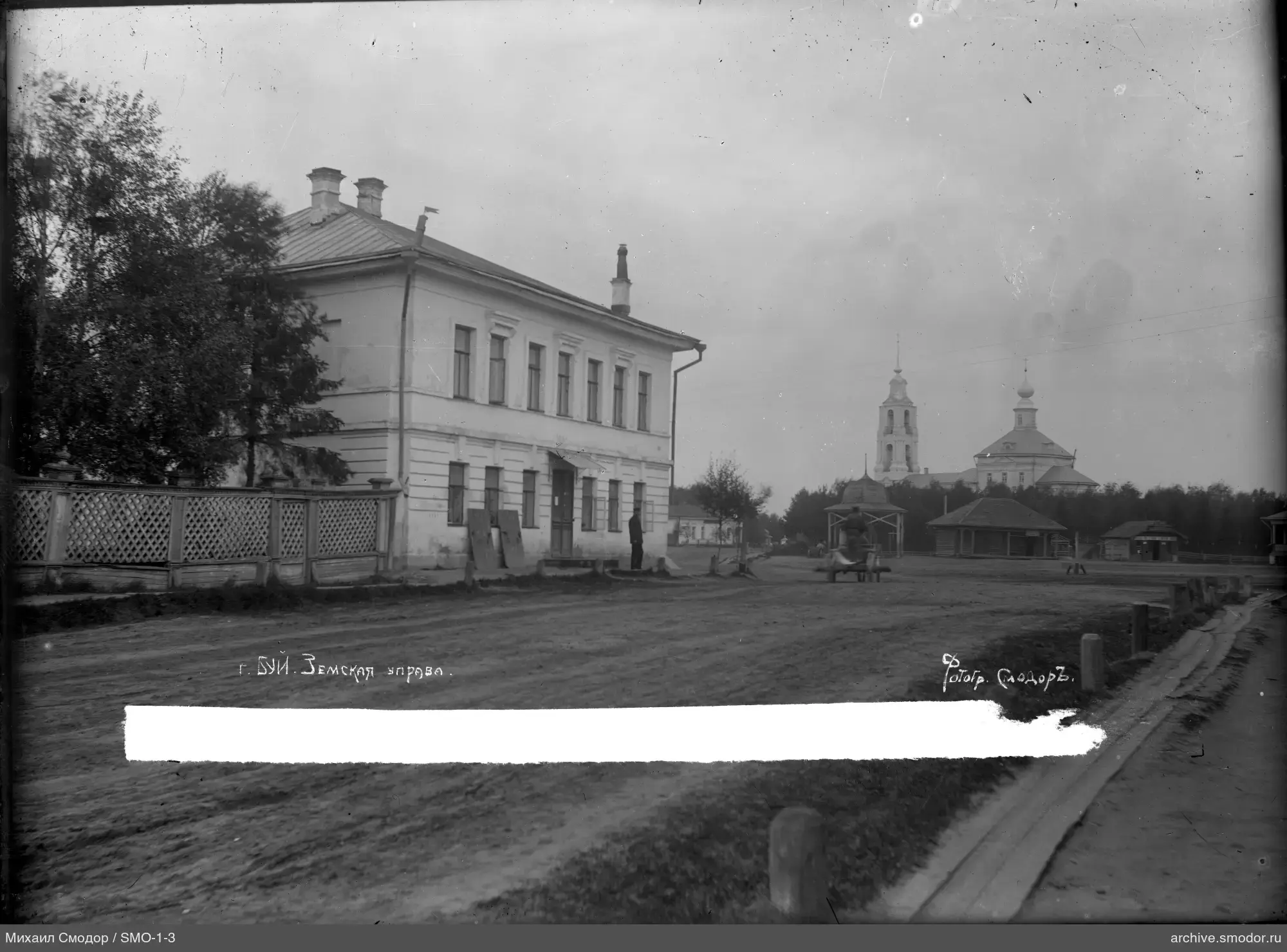 Zweistöckiges Gebäude und Kirchengebäude