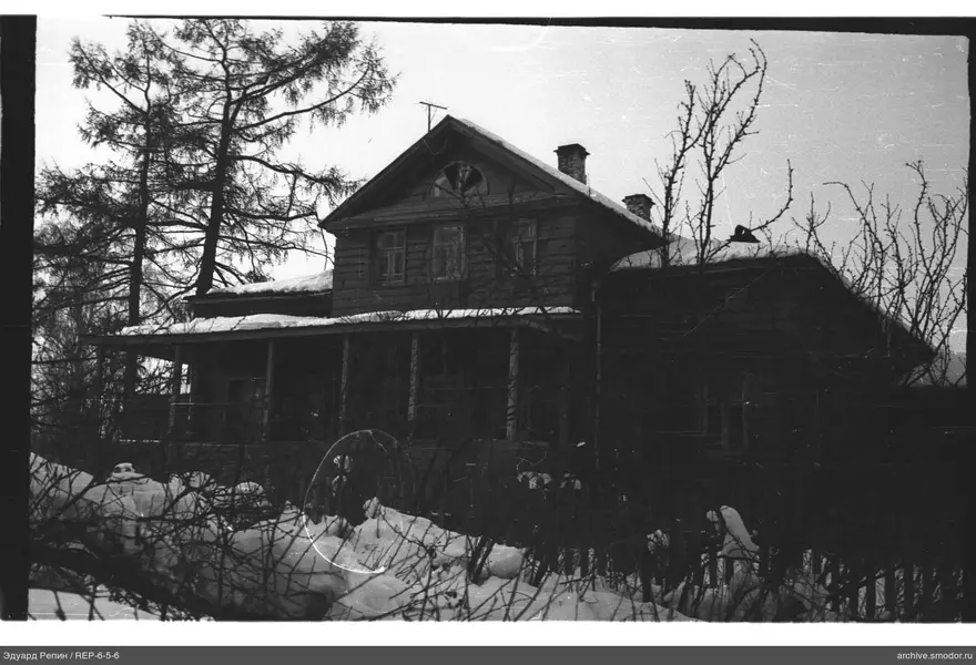 Holzhaus mit Schornsteinen und Schneeflächen