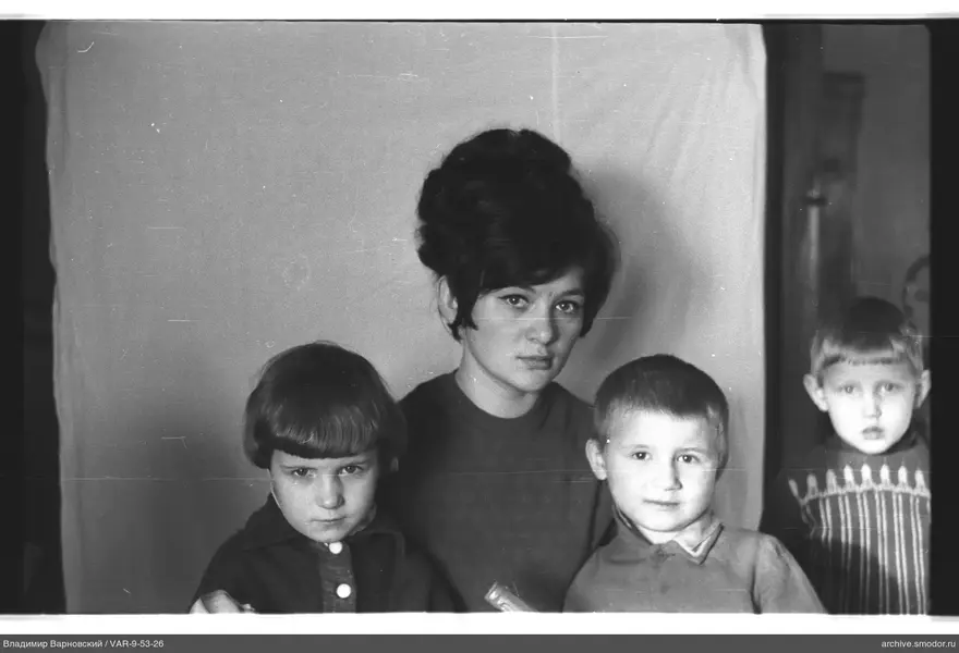 Gruppenporträt mit Frau und drei Kindern