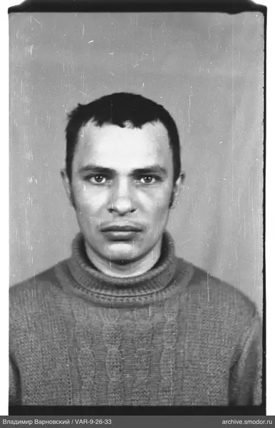 Porträt eines Mannes in hellem Pullover