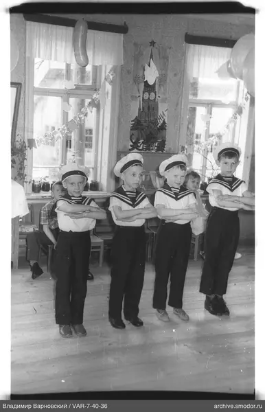 Gruppenporträt von Kindern im Raum