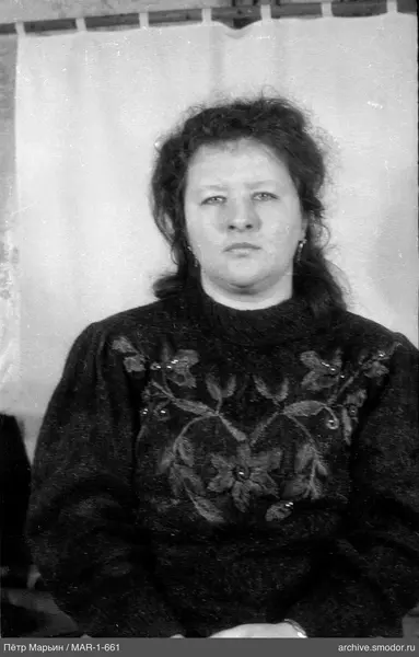 Портрет женщины в тёмном свитере